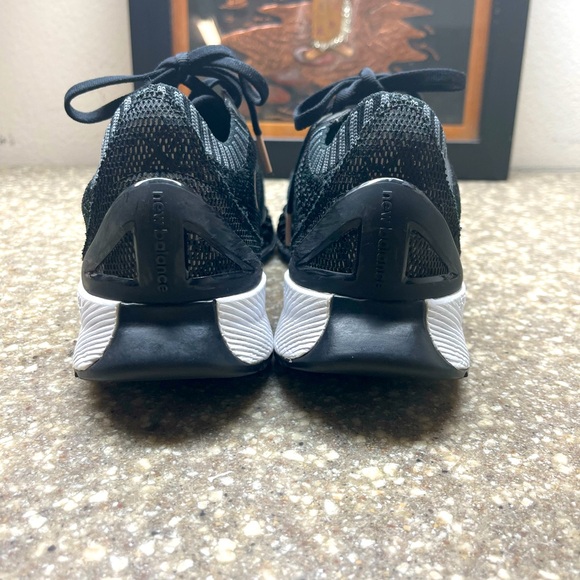 New Balance FuelCell Echo Black 7.5 running shoe. - Picture 3 of 6